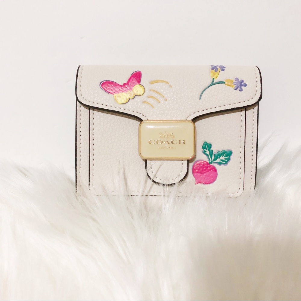 - 🌸New Coach Small Pepper Wallet With Dreamy Veggie Print